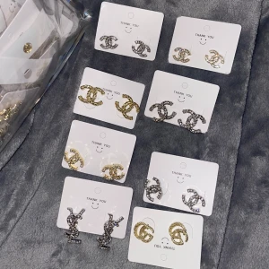 Örhängen  - Snygga och trendiga örhängen  Uppgradera din smyckesamling med dessa stilrena örhängen inspirerade av lyxiga designer. Finns i både guld och silver 1 par för 200 3 par för 500