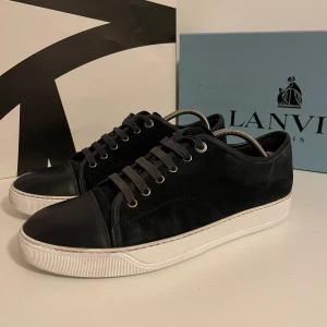 Lanvin skor - Sjukt feta lanvin skor i färgen mörkblå. De är storlek UK 8 vilket motsvarar ungefär 42. Box tillkommer. Skriv vid frågor eller funderingar!🤩