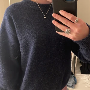 Stickad tröja - Jättefin stickad tröja i marinblå. Jättefint skick endast nopprig!! Storlek 158/164 men passar XS-S.💕💕💕Nypris: 250kr.