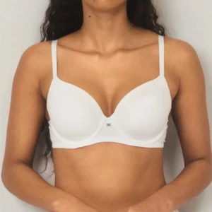 Cubus helt ny vit bh push up - Passar perfekt och jätte bra push upp bh. Har två styckna alldrig använda, köpte i fel storlekar så har alldrig använt dem . Ens är i storlek 80B och andra i storlek 85B