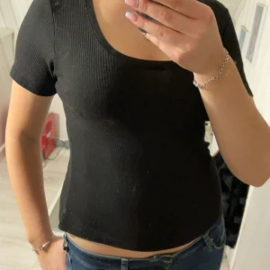Svart topp från Vero Moda - svart ribbad topp från Vero Moda i storlek M. Den är i mycket bra skick💕
