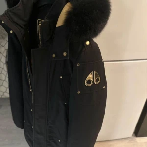 Moose Knuckle Vinterjacka (L) - Säljer nu min Moose Knuckle Jacka inköpt förra året men tror det det tidigare årets version.  Den är väldigt varm och passar bra för alla typer av väder och aktiviteter, den har blivit väl omhändertagen och pedantiskt skött. Skickats in på kemtvätt.