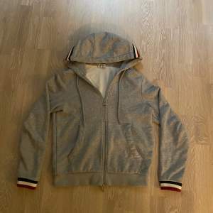 Säljer denna tvärfeta moncler hoodie i perfekt skick då den är i fel storlek. Pris kan diskuteras