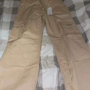 Low waist cargo jeans - Nya men prislapp kvar, bara testade.  Alla fickor är riktiga.