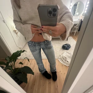 Lågmidjade jeans - Säljer dessa skitsnygga lågmidjade jeans då dom tyvärr va fr stora för mig. Köpta för 800 och säljer för 800. Pris kan diskuteras vid snabb affär och kom privat för fler funderingar❤️