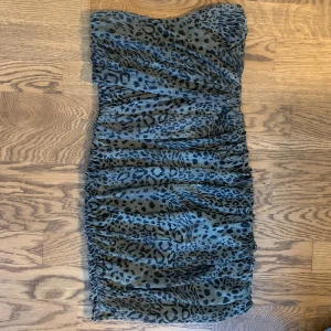 Leopard klänning - Sååå snygg klänning från Jane Norman i lite glittrigt leopardmönster🎉Jätte najs tjockt material och stretchigt tyg. Går att ha som både topp, klänning eller kjol om man skulle vilja det. Skriv privat vid frågor!!