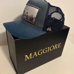 Mörkblå Maggiore keps - Bara använd några gånger och är lika rak och fin som när den köptes:)