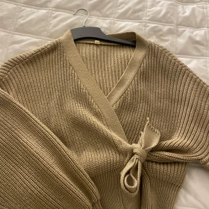 Beige stickad tröja - Beige stickad tröja i bra skick
