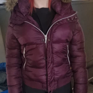 G-star jacka  - Jackan är I bra skick och bara använd en vinter. Den är i XL men är jätte liten i storleken så den är som en S/M🫶🏼 skriv vid fler frågor om jackan 