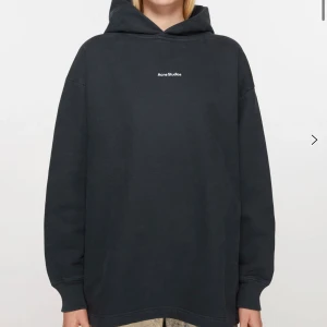 Hoodie acne storlek  - Säljer en svart (lite washed effekt) hoodie från Acne Studios i storlek S. Knappt använd, inget slitage!