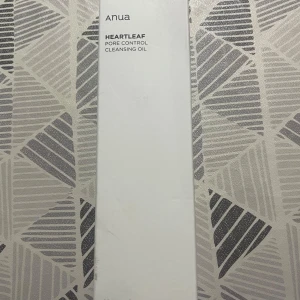 Anua Heartleaf Pore Control Cleansing Oil - Anua Heartleaf Pore Control Cleansing Oil är en rengöringsolja som hjälper till att kontrollera porerna och rengöra huden på djupet. Perfekt för att ta bort smink och orenheter samtidigt som den är skonsam mot huden.