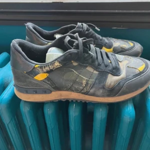 Valentino rockrunners - Lite spruckna och slitna men annars är de snygga! Skick: 5/10 Nypris: 8000kr Vårt pris: 1149kr 