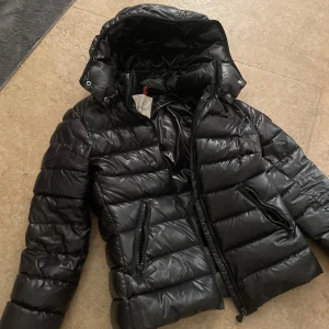 Moncler jacka bady - Svart moncler i modell bady och strl 14 Y. Det är en present så har inte kvitto tyvärr men den är äkta. Köp genom köp nu. 