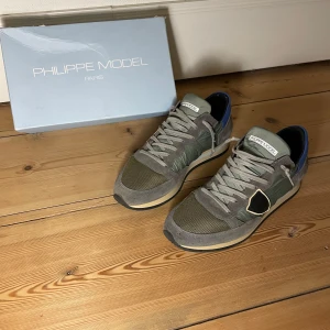 Philip model trainers - Säljer dess feta Philip model skorna. Perfekta för vintern. Storlek 44 och dom är i hyfsat bra sick. Box och påse ingår. Nypris ligger runt 3000. Mitt pris 1500🕺  Hör av dig vid minsta lilla 🤙