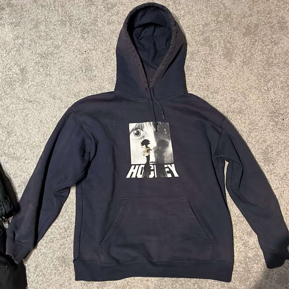 Mörkblå hoodie från märket Hockey som jag köpte för 1200. Den har två små hål vid båda sidorna av midjan och är lite solblekt. Skriv om frågor finns!. Hoodies.