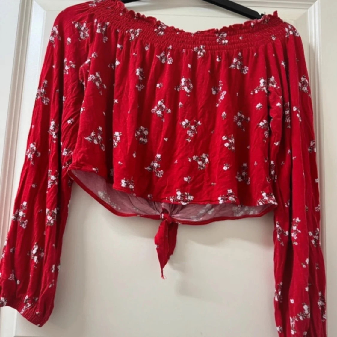 Röd blommig topp från H&M  - 90