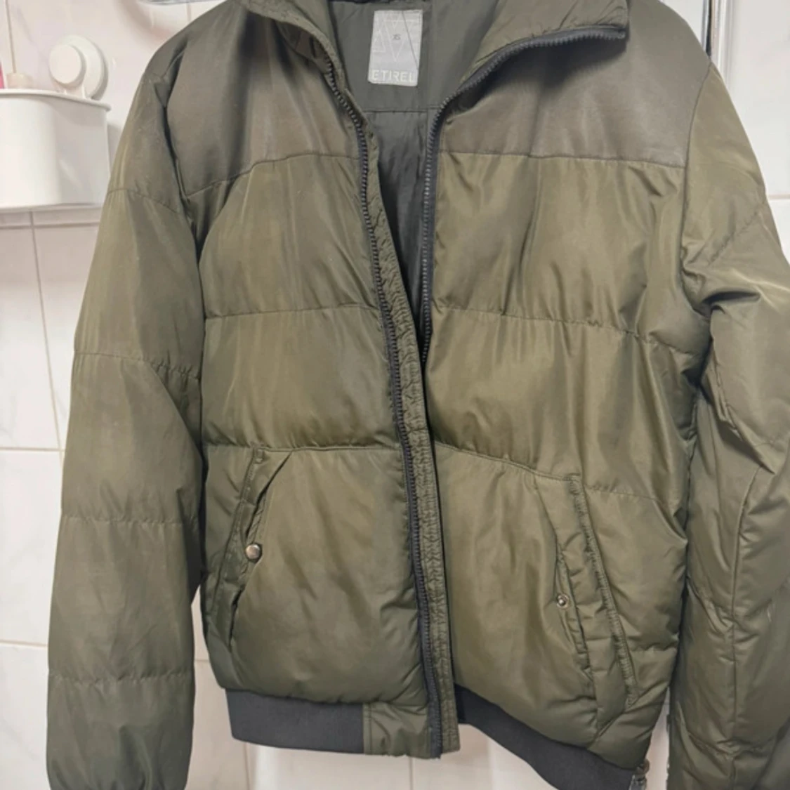 Olivgrön pufferjacka från Etirel