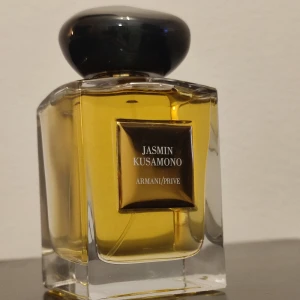 Armani Prive Jasmine Kusamono Edt 100ml - Armani Prive Jasmine Kusamono Edt 100ml. The perfume is new and comes without a box. The sticker underneath is unfortunately peeled off. Top notes are Nashi Pear and Pink Pepper. Middle notes are Jasmine Sambac, Lily-of-the-Valley and Orange Blossom. Base notes are Sandalwood and Cedar.