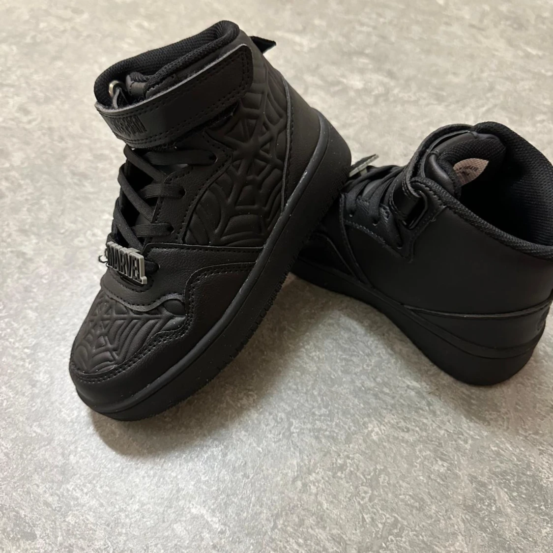 Svarta Marvel sneakers med spindelnätsmönster - 91