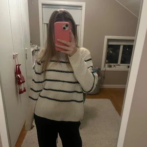 Vit och svart randig stickad tröja - Mysig vit stickad tröja med svarta ränder. Tröjan har långa ärmar och en avslappnad passform❣️❣️ 