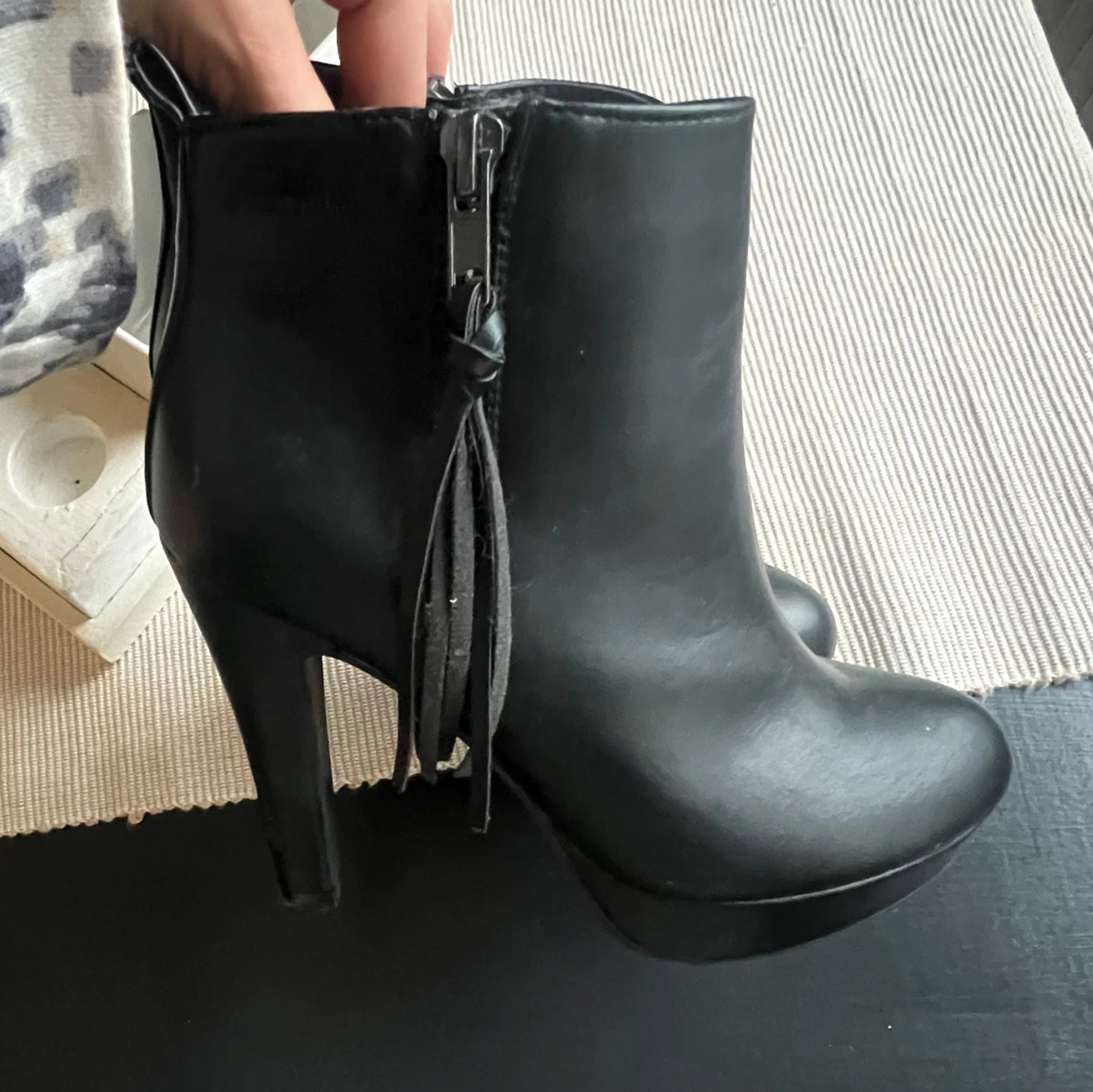 Svarta klackar/boots med dragkedja - 91