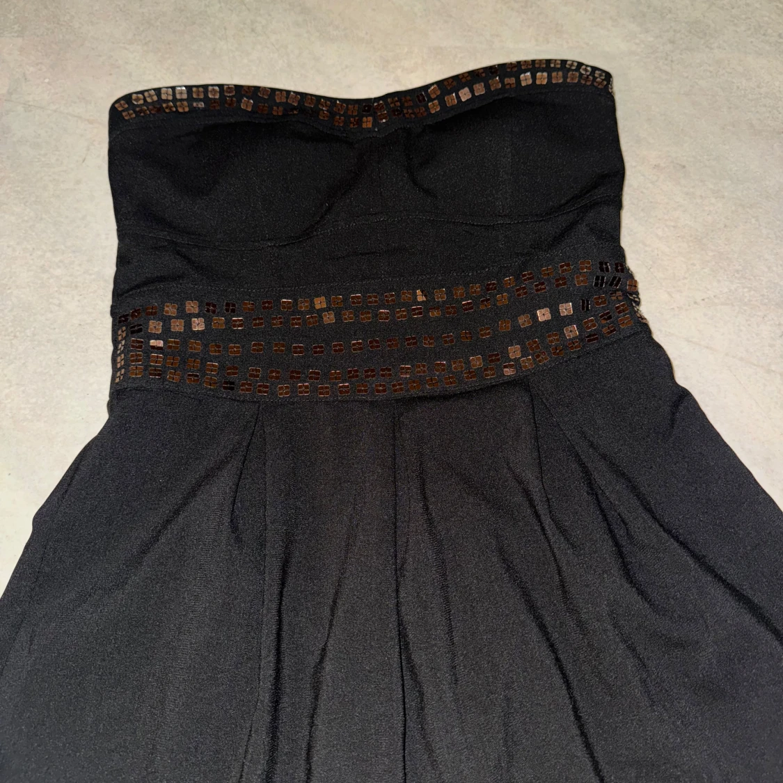 Svart axelbandslös klänning med detaljer - 90