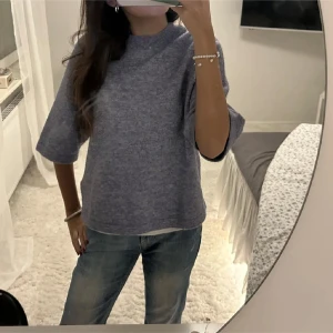 stickad T-shirt  - Superfin o bra skick, köptes här för 600 men jag inte kommit mycket till användning🥰