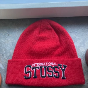 Stussy beanie  - En röd stussy beanie i bra skick. Priset kan diskuteras. Skriv om ni har frågor eller funderingar!