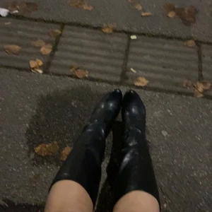 Svarta stövlar - Snygga svarta stövlar i skinn med en klassisk design. Perfekta för höstpromenader och att hålla stilen i alla väder.