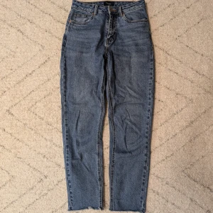 Blå croppade jeans från Vero Moda - VMBRENDA  - Jättesnygga blå croppade jeans med ankellängd från Vero Moda. Klassisk femficksdesign och dragkedja. Modellen heter VMBRENDA och färgen medium blue denim. Storlek 25/32. Perfekta för en avslappnad stil. 