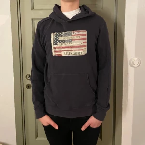 Ralph Lauren hoodie  - Säljer en snygg mörkblå hoodie från Ralph Lauren. 