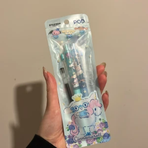 Blå och turkos pennor med Cinnamoroll-motiv - Två söta pennor från Platinum i blå och turkos färg med Cinnamoroll-motiv. Perfekta för att göra anteckningar lite roligare! Pennorna har en klickmekanism och är dekorerade med stjärnor och figurer. 2 st från Japan 