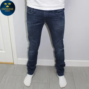 Replay Anbass mörkblå  - Sköna replay jeans i strl 28/32. Skicket är 9/10 nästan oanvända. Hör av er vid minsta fundering