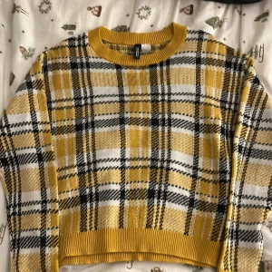 Gul stickad tröja  - Använd men inte sliten, något kort på mig annars normal i storleken.