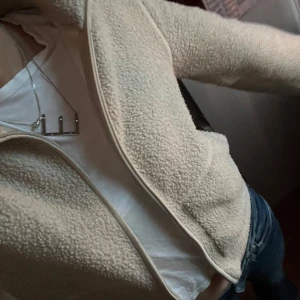 Beige teddyjacka - Mysig beige teddyjacka med dragkedja framtill.  OBS! Dragkedja borta vilket innebär att den inte går att stänga, men funkar hur bra som helst ändå💗Perfekt för kyliga dagar nu till vintern. Jackan har en normal passform och långa ärmar.