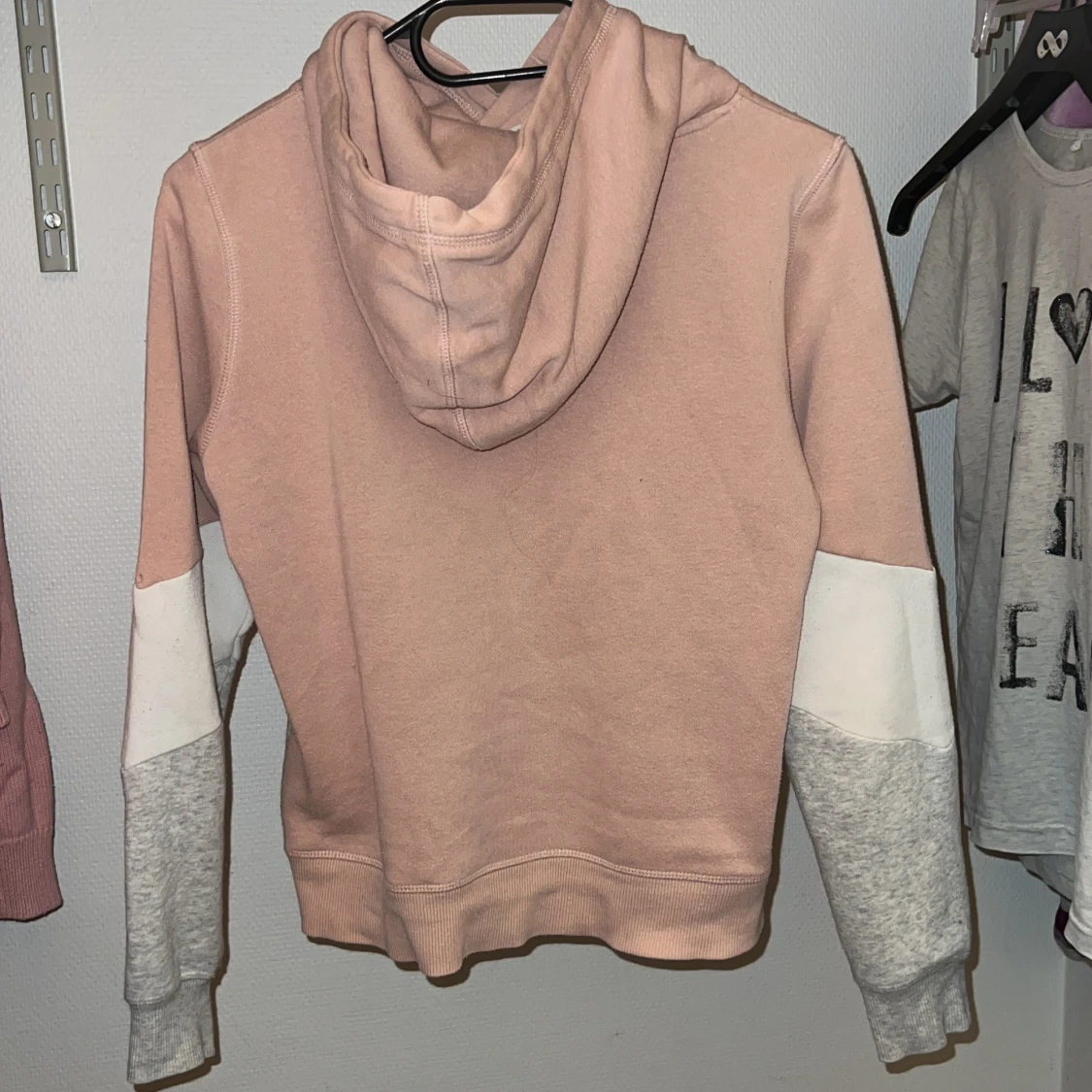 Rosa och grå hoodie med text - 90