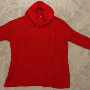 Röd stickad polotröja - Säljer en snygg röd stickad polotröja med ribbad design. Perfekt för kyliga dagar med sin mysiga polokrage och långa ärmar. Passar utmärkt till både jeans och kjol. Hör av dig vid intresse! ❤️