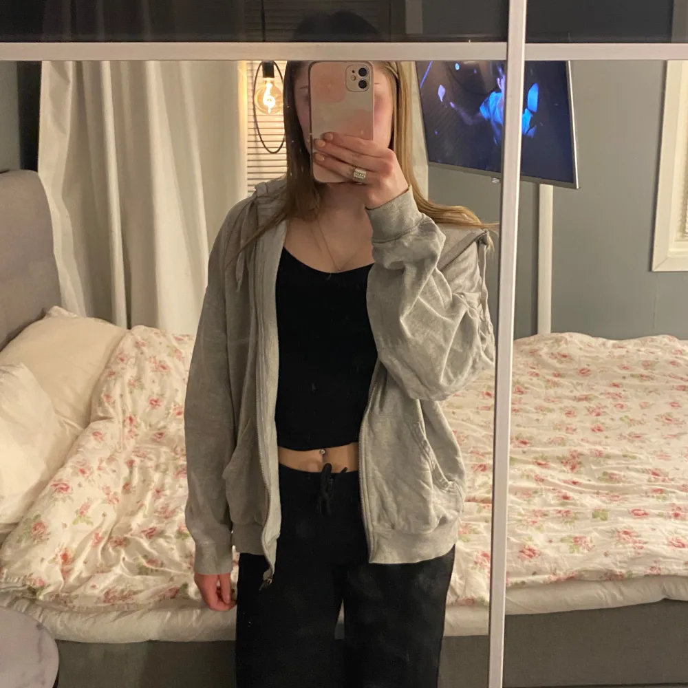 Säljer en grå hoodie med dragkedja från Bikbok. Använd ett fåtal gånger💕 Nypris 300kr. Hupparit & Collegepaidat.