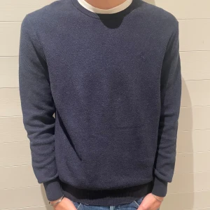 Stickad tröja Ralph Lauren - Säljer en stilren mörkblå tröja från Polo Ralph Lauren i mjuk Pima bomull. Tröjan har en diskret broderad logga på bröstet och långa ärmar. Perfekt för en klassisk och avslappnad look. Nypris på dessa tröjor ligger på ca 1800kr🙌