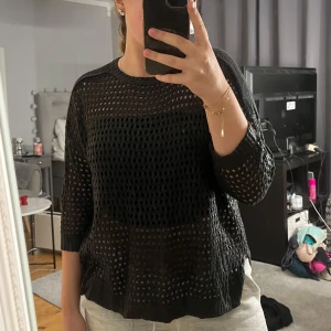 Stickad tröja  - Stickad tröja med trekvarts ärm, slits på sidorna och tyget är lite ”glansigt”.