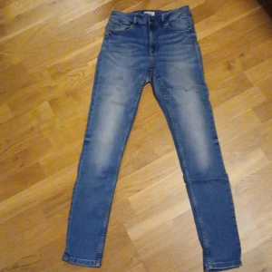 Blå jeans från Lindex - Säljer ett par snygga blå jeans från Lindex i storlek 38. De har en klassisk femficksdesign och en bekväm passform. Perfekta för vardagsbruk!
