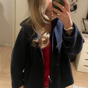 Mörkblå ullkappa Cos stl xs - Mörkblå kappa i ull med huva och knappar från COS. Stl XS.