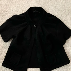 Kofta - Kortärmad kofta😍storlek M men skulle säga att den sitter mer som en S