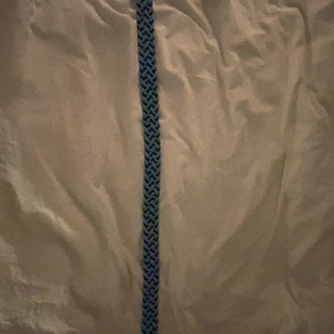 Flätat bälte i blå nyanser 110 cm långt - 93