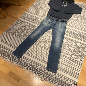 Replay Anbass - Säljer ett par riktigt snygga Replay Anbass i storlek W32 L32💯💯. Det finns lite slitningar här och där vilket gör dem riktigt feta! Hör av er vid frågor!💯💯💯(OBS: bara jeansen ingår.)