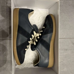 Maison Margiela GATS - Tja, säljer nu dessa snygga/trändiga maison margiela i storlek 41, de är nästintill ny skick, 1 defekt finns på insidan skon men inget som märks”se bild 4” hör av er vid frågor, priset är ej hugget i sten// mvh