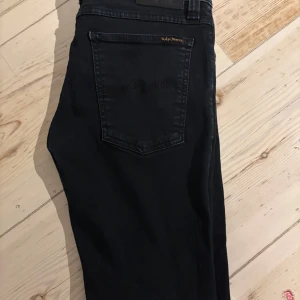 Nudie jeans - •Nudie jeans i nyskick! De har en väldigt snygg passform osv. 32 i längd! Hör av dig vid övriga frågor.                                                                                   Leon