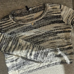 Stickad tröja - Superfin stickad tröja med ett fint vit-svart mönster! 🫶