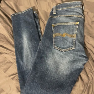 Nudie Jeans - Extremt snygga Nudie jeans, W32, L34. Säljs då storleken inte längre passar. Använda men Nudie är kända för sin kvalitet så skicket är enormt bra. 