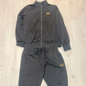 EA7 tracksuit - Bra skick 